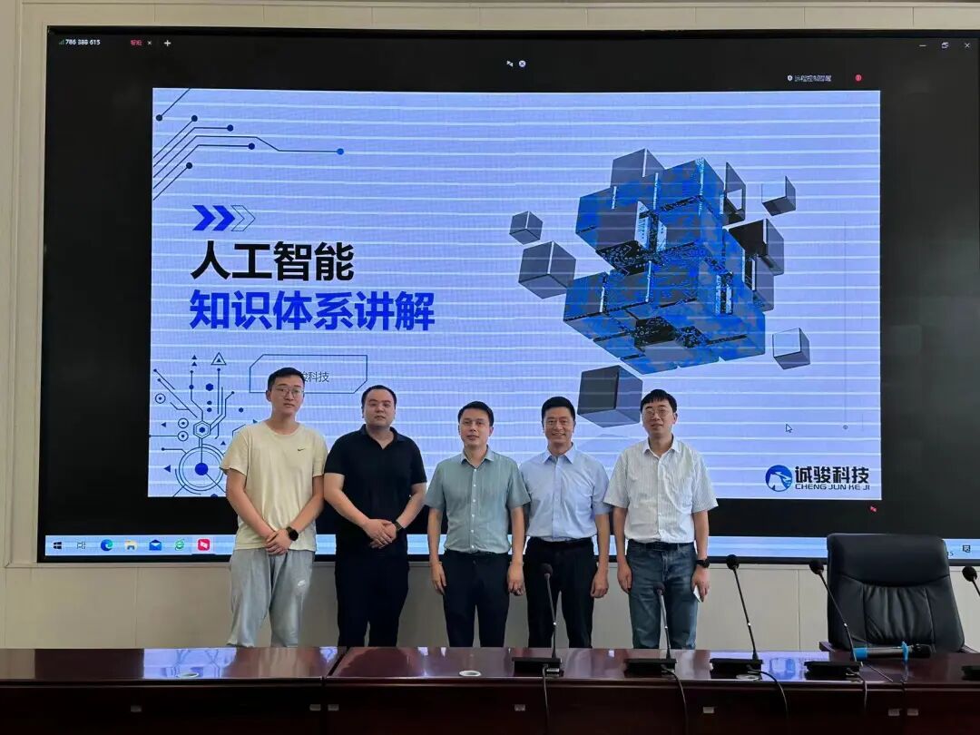 讲座专家与骨干教师合影