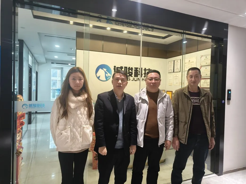 右二：诚骏科技副总经理刘敬刚