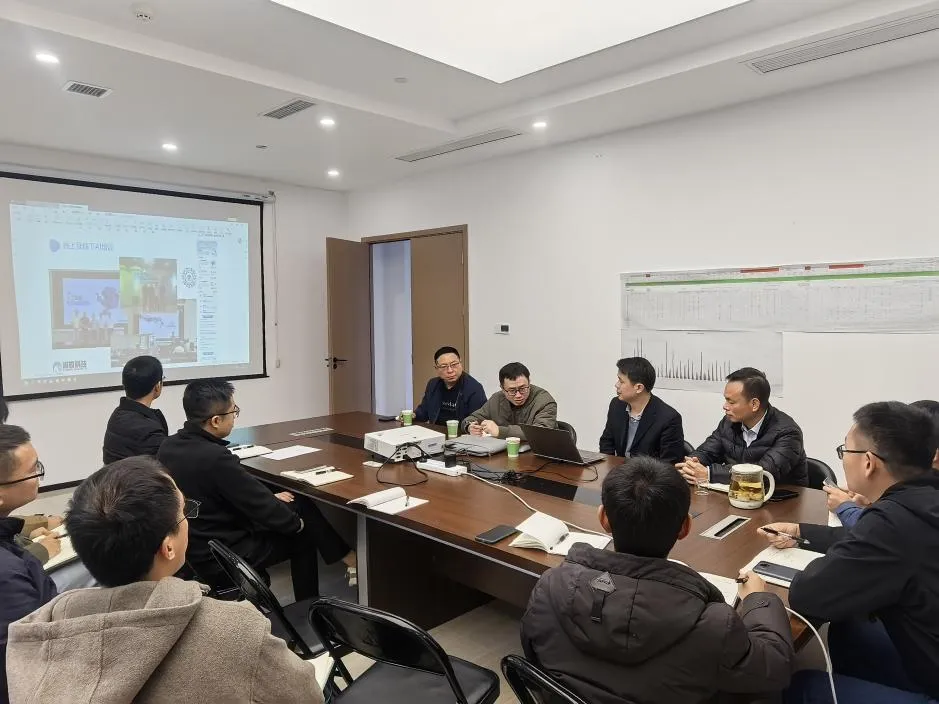 左一：诚骏科技副总经理刘敬刚 左二邓尔强博士诚骏科技技术总监